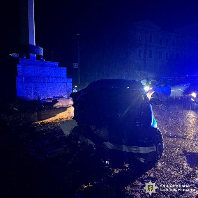 У центрі Харкова BMW врізався в стелу пам’ятника: четверо пасажирів отримали травми (фото)